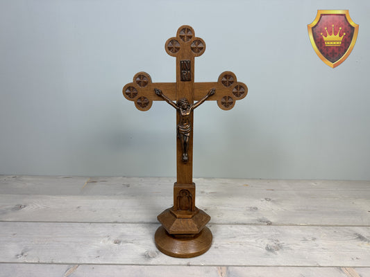 Vintage houten crucifix met metalen corpus op voet