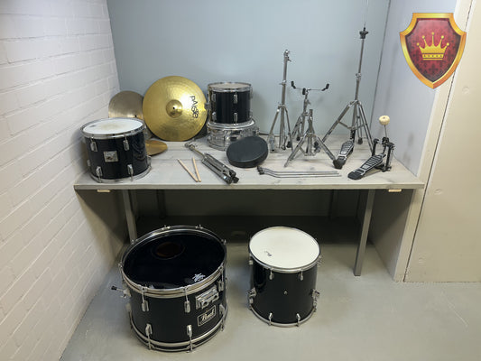Pearl black akoestisch drumstel met hardware en bekkens