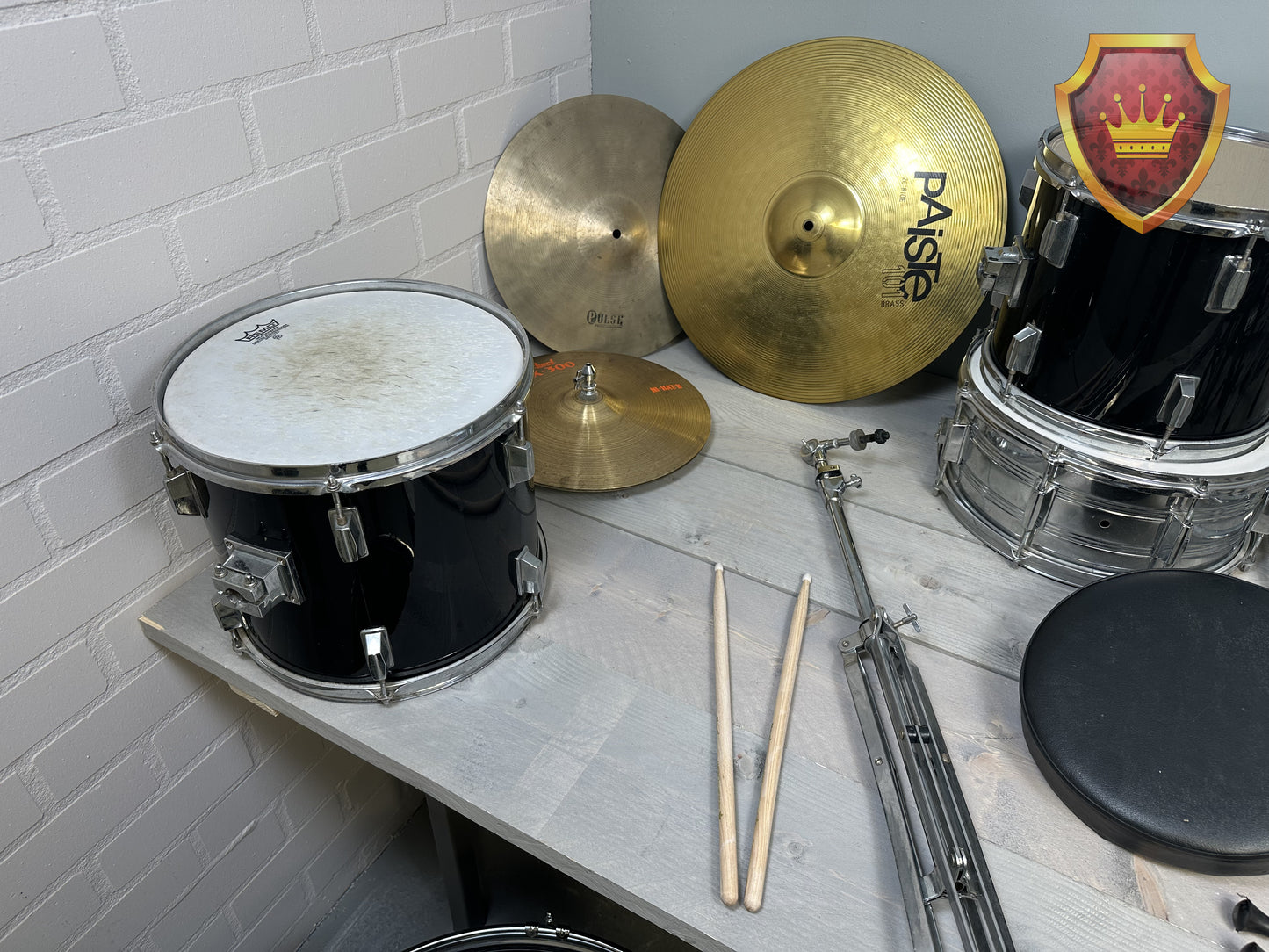 Pearl black akoestisch drumstel met hardware en bekkens