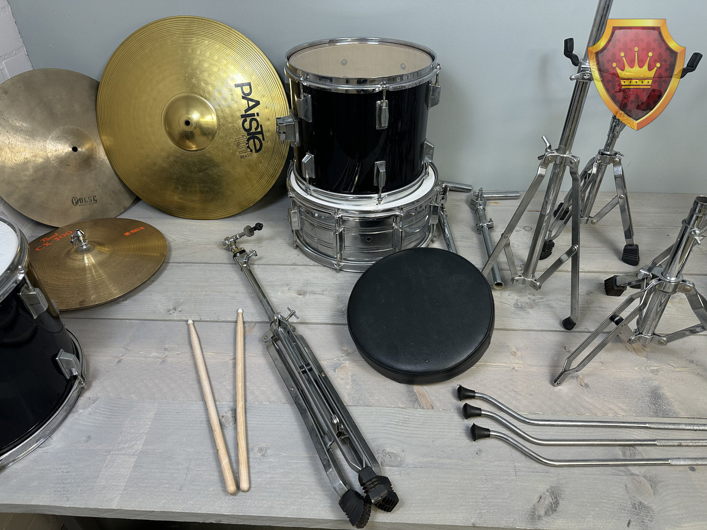 Pearl black akoestisch drumstel met hardware en bekkens