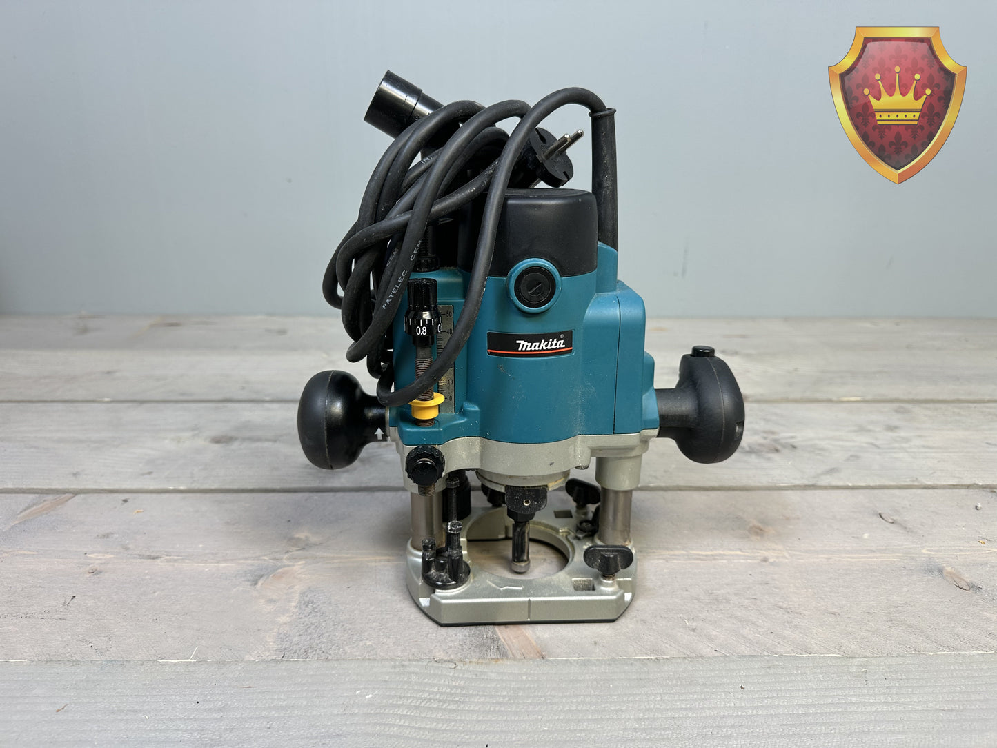 Makita RP0910 Bovenfrees 900W Met Frezenset en Kist